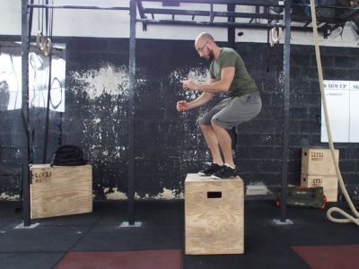 Homme en saut sur une Plyo Box